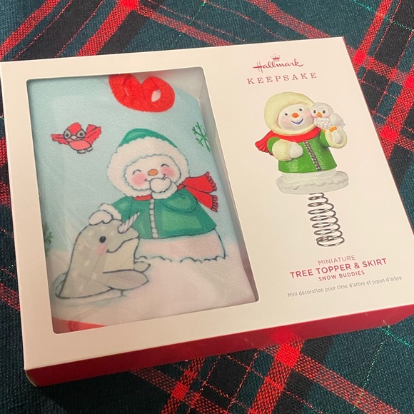 NIB “Snow Buddies” Hallmark Keepsake Mini Tree Topper & Skirt - Picture 5 of 8